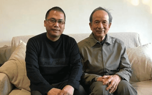 中国科学院院士、物理化学家何国钟 (右一)