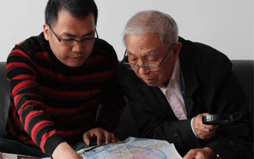 中国工程院院士、防空导弹专家梁晋才（右一）