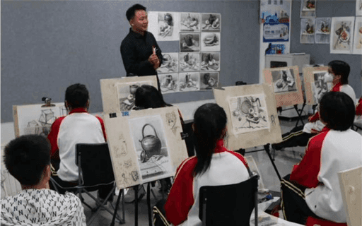 李瑜琪教授到校指导学生